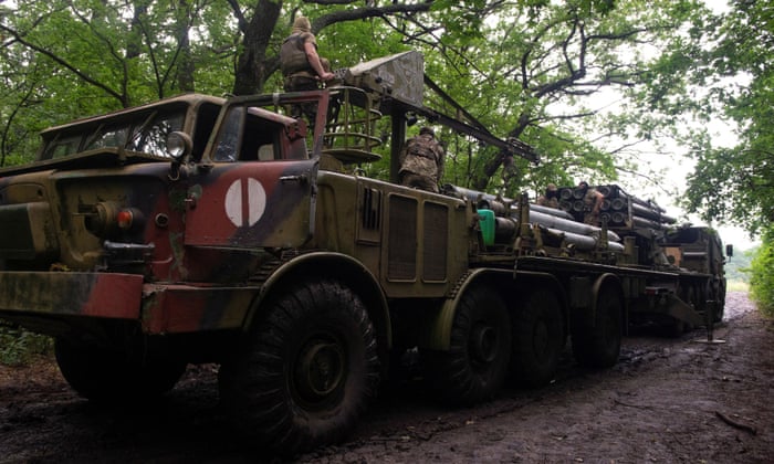 Militares ucranianos cargan un sistema de cohetes de lanzamiento múltiple Bureviy en una posición en Kharkiv