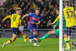 Sunderland’s Marc McNulty scores the equaliser.