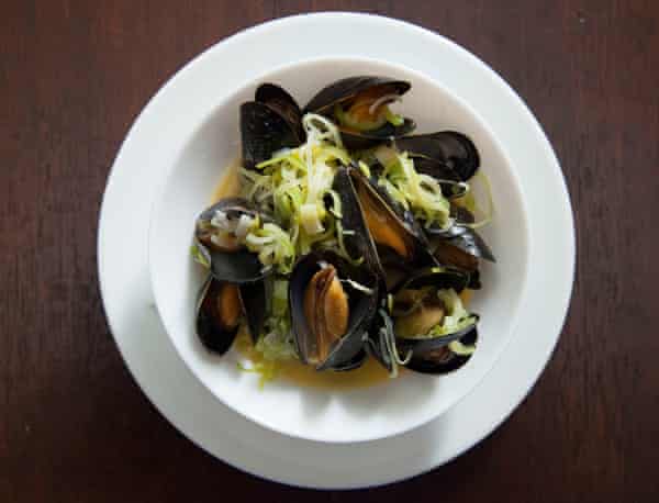 A plate of mussels.