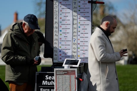 ग्रैंड नेशनल कीमतों वाले सट्टेबाजों ने परेड रिंग के पास निशान लगाए