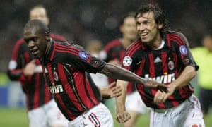 Clarence Seedorf anota para el Milan contra el Manchester United en la semifinal de la Champions League en 2007.