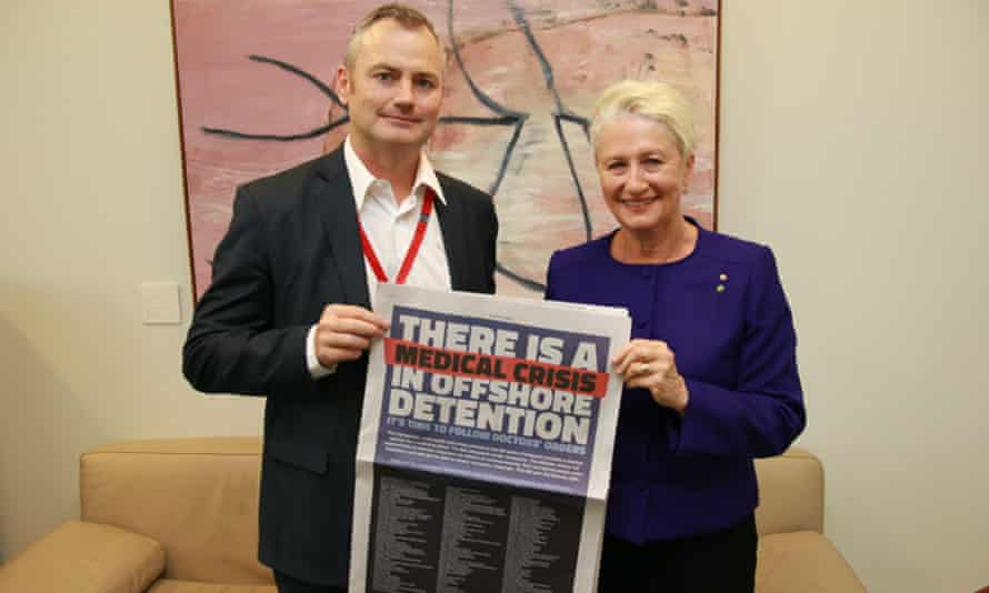 Simon Holmes au tribunal avec l'ancienne députée indépendante Kerryn Phelps