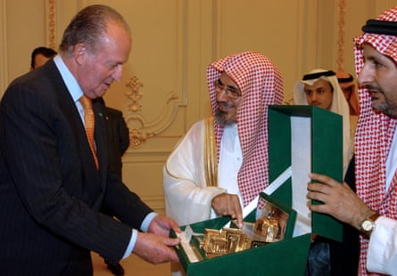 Juan Carlos receives traditional Saudi gifts on a trip to Riyadh in 2006.