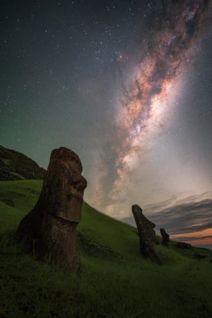 Milky Way above easter island statues
