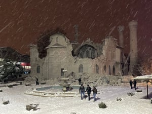 Una vista de la histórica Mezquita Yeni parcialmente dañada después del terremoto que sacudió las provincias de Turkiye.