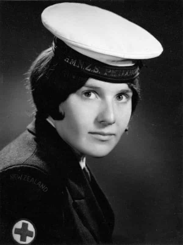 Ruth Shaw karinio jūrų laivyno uniforma septintojo dešimtmečio viduryje.