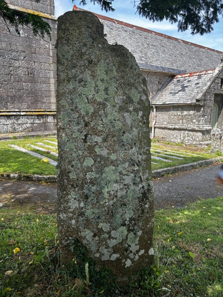 Menhir dans un cimetière à Falmouth, Cornwall.  Pour le journal de pays