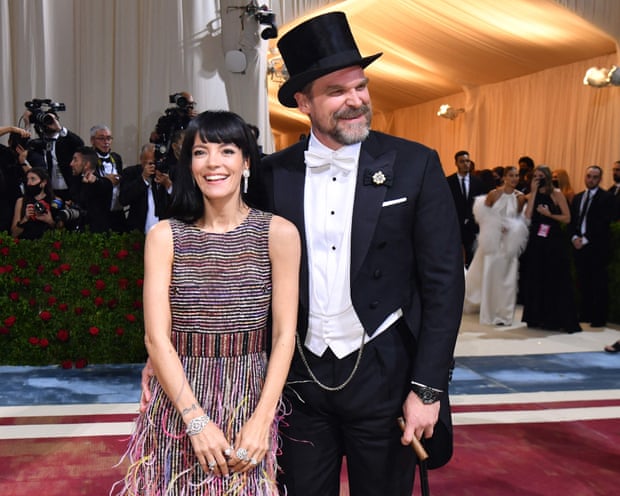 El nuevo álbum de Lily Allen muestra el dolor que se esconde tras el mito de la «chica guay»; por eso las mujeres están obsesionadas con él. El nuevo álbum de Lily Allen muestra el dolor que se esconde tras el mito de la «chica guay»; por eso las mujeres están obsesionadas con él.