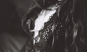 No boudoir com mulheres judias ortodoxas 'códigos de vestimenta existem para a esfera pública, não para a privada'.