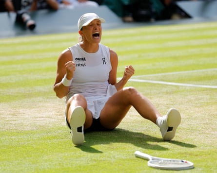 Iga Swiatek lets out a roar of triumph as she celebrates winning her first Wimbledon title.