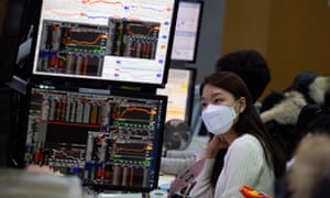 Dealer Korea Selatan bekerja di depan monitor di Hana Bank di Seoul, Korea Selatan, hari ini