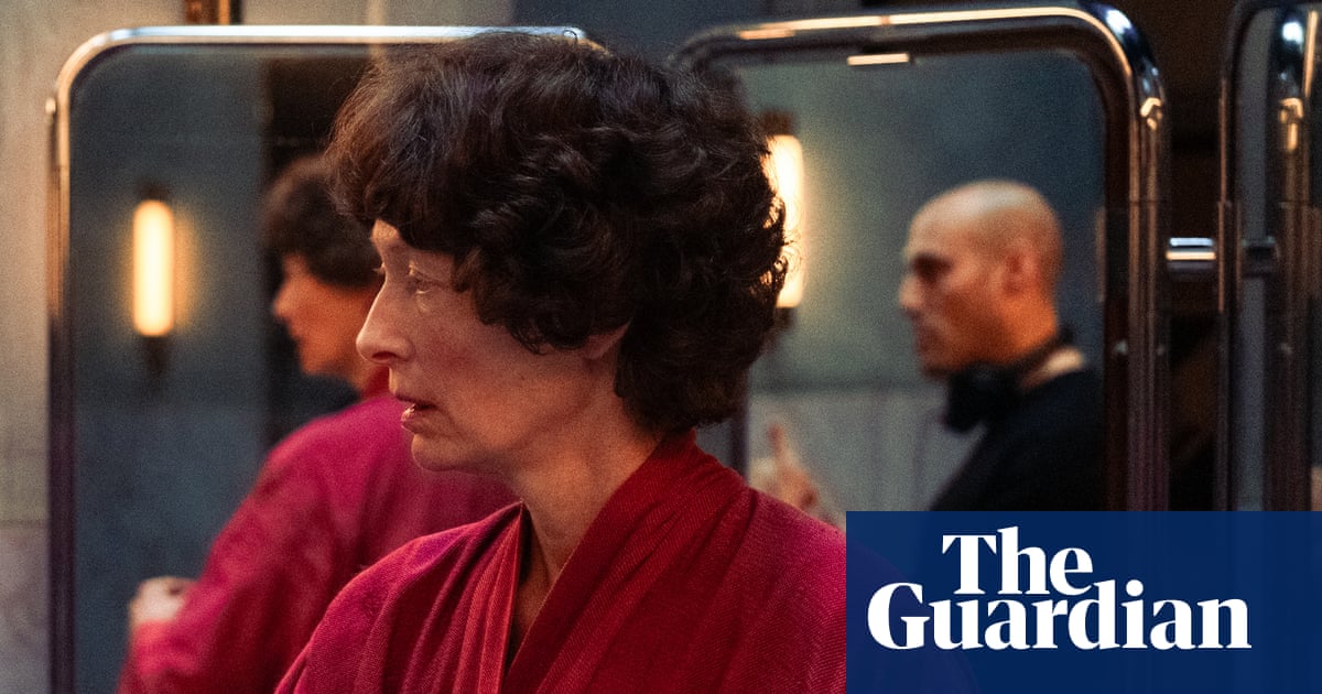 Los musicales pueden ser bastante siniestros: Tilda Swinton y Joshua Oppenheimer en una loca sesión de canto en el búnker final. Los musicales pueden ser bastante siniestros: Tilda Swinton y Joshua Oppenheimer en una loca sesión de canto en el búnker final.