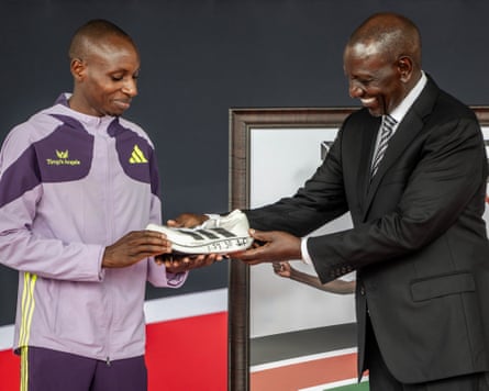Sawe presents William Ruto with a shoe