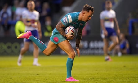 Richie Myler masuk untuk mencetak try selama kemenangan tandang Leeds