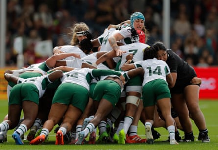 The South Africa attack with an all-team driving maul during the Women’s Rugby World Cup 2025 quarter-final against New Zealand.