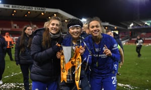 Drew Spence (derecha) celebra con sus compañeras de equipo del Chelsea Hannah Blundell (izquierda) y Ji So-yun después de vencer al Arsenal en la final de la Copa de la Liga en febrero.