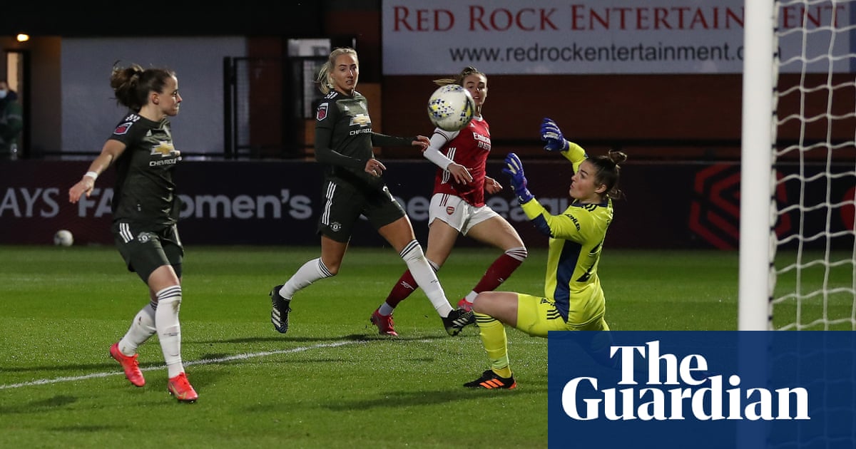 Arsenal hold on to beat Manchester United in WSL despite Mead red card