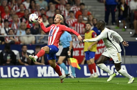 Antoine Griezmann brings the ball under control during the Madrid derby.