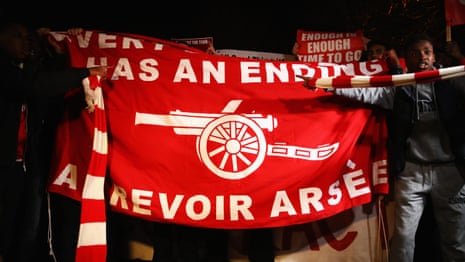 Arsenal fans stage protest against Arsène Wenger before Bayern Munich game – video