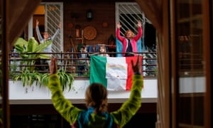 Gli italiani in blocco si esercitano sui loro balconi a Roma.