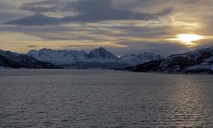 A wintry mid-afternoon sunset over Dyrøya island