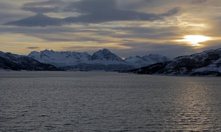 A wintry mid-afternoon sunset over Dyrøya island