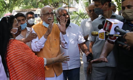 LK Advani (centre) speaks to the media in New Delhi, India.