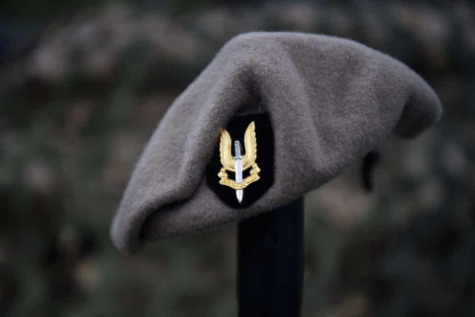 An SAS beret on the end of a rifle