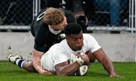 Immanuel Feyi-Waboso scores England’s second despite a tackle by New Zealand’s Damian McKenzie.