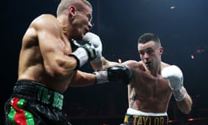 Josh Taylor (derecha) se prepara para girar su izquierda en Ivan Baranchyk de Bielorrusia en su semifinal de la Super Serie Mundial de Boxeo en Glasgow durante mayo. El escocés ganó en una decisión unánime.