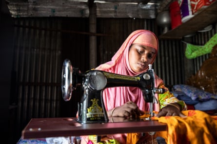 Moushumi Begum, kini berusia 24 tahun, telah diberi mesin jahit oleh ActionAid Bangladesh untuk memudahkan jalannya kembali bekerja. 