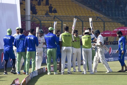 Pakistani players give guard of honour to teammate Azhar Ali