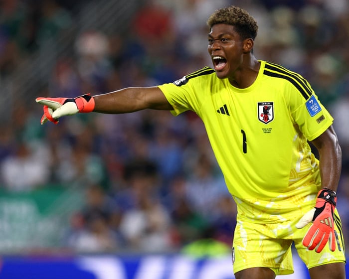 Transfer roundup: Aston Villa close on Japan keeper Zion Suzuki as Emiliano Martínez nears exit