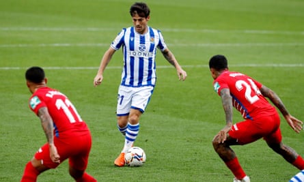 David Silva, who moved to Real Sociedad in looks for holes in the Granada defence.