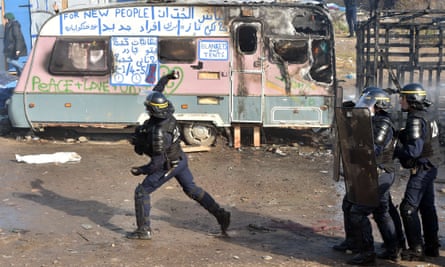 Police throw teargas at Calais Jungle camp