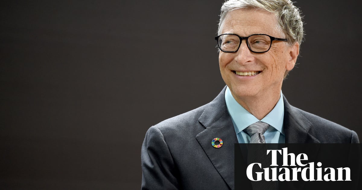 Bill Gates gives a book to every US student graduating in 2018
