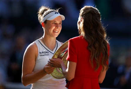 Linda Noskova receives the Venus Rosewater Dish from the Princess of Wales.