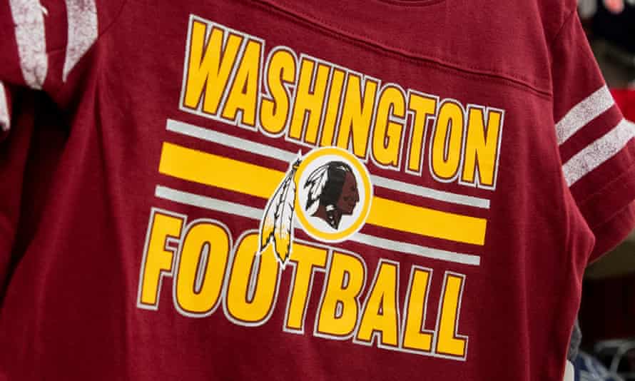 El nombre y el logotipo 08543526 de Washington Redskins Redskins de la Liga Nacional de Fútbol Americano saldrá a la venta el 13 de julio de 2020 en una tienda en Alexandria, Virginia, EE. UU.  Declaración de 13 de julio de 2020.  Nuevo nombre no anunciado.  El nombre de los Redskins ha sido criticado como un insulto racial ofensivo.  EPA / Michael Reynolds