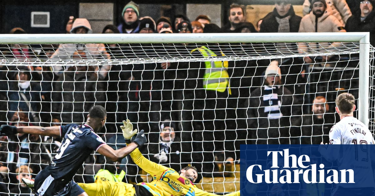 Scottish Premiership: 10-man Hearts beat Dundee thanks to Braga and Gordon
