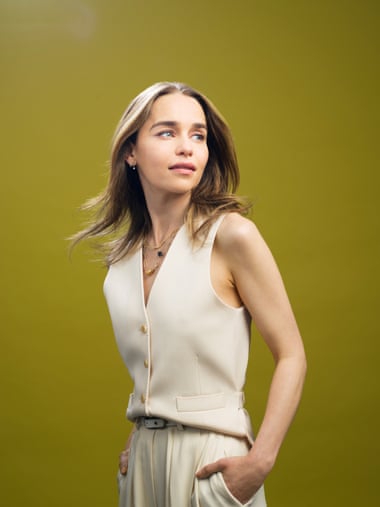 Emilia Clarke fotografada em Londres para o Observer New Review de Pål Hansen. Junho de 2022