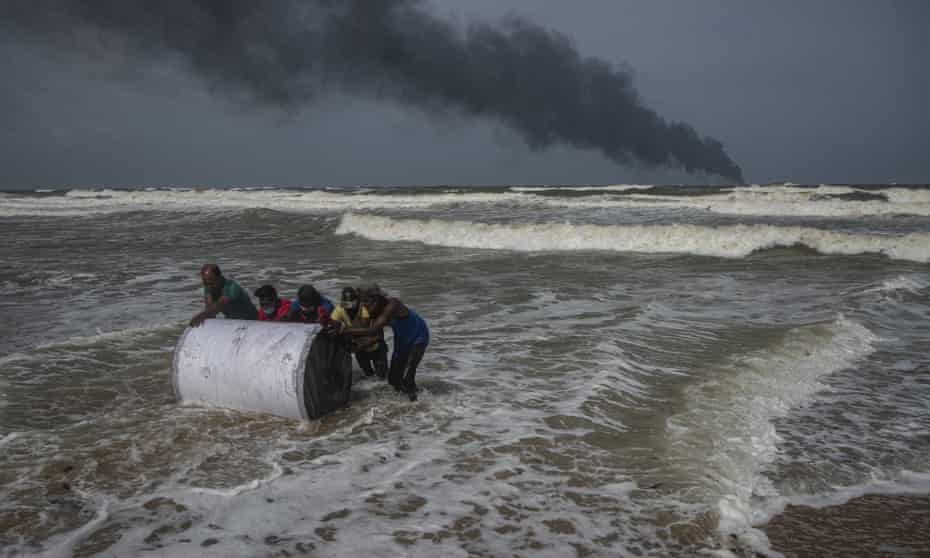 Sri Lankans salvage wreckage from the burning cargo ship X-Press Pearl. The fire has become the country’s worst maritime disaster. 