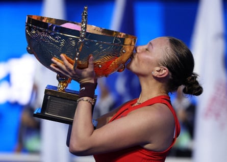 Amanda Anisimova celebrates winning in Beijing