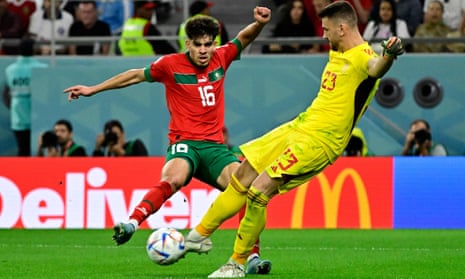 Unai Simon displaying his usual calmness with the ball at his feet.