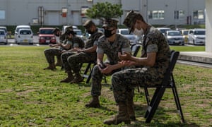 アメリカ海兵隊は、日本の沖縄のキャンプフォスターでModerna Covidワクチンを接種した後、観察エリアで待機します。
