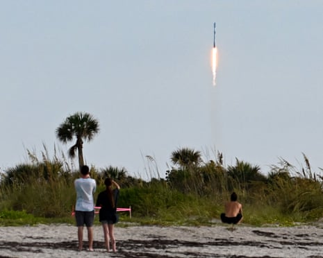 Las acciones de SpaceX aumentan un 11% al inicio de las operaciones, con Elon Musk probablemente convirtiéndose en el primer billonario del mundo hoy
