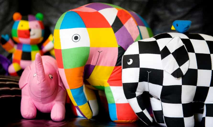 Elmer The Patchwork Elephant įkvėpė drabužių, namų apyvokos reikmenų ir minkštų žaislų.