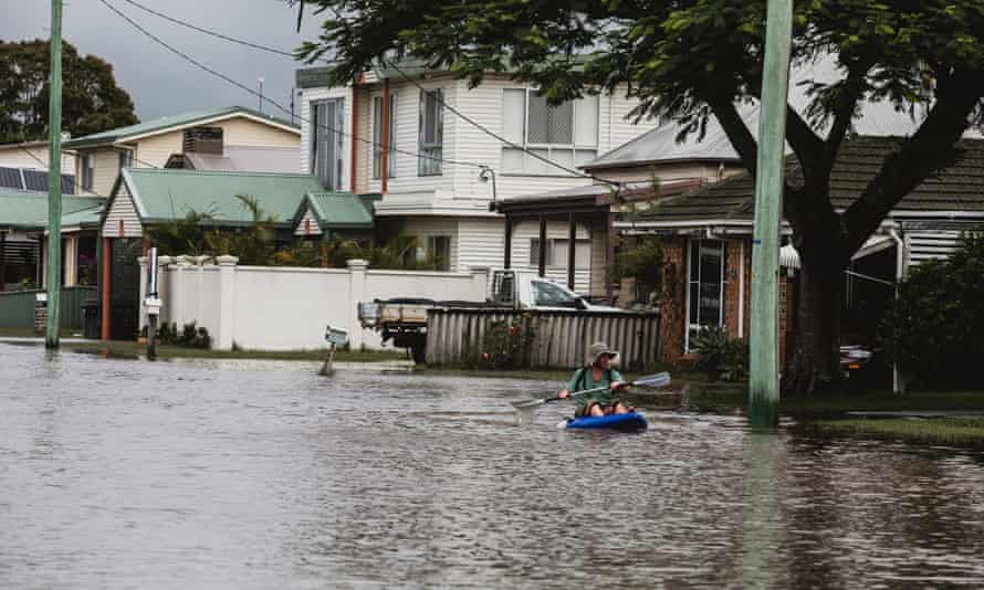 Um homem rema um caiaque ao longo de uma rua inundada em West Ballina na terça-feira.