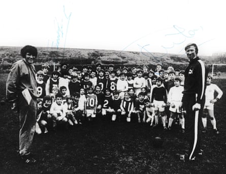 Une séance d'entraînement avec Eddie Gray et Jack Charlton, dans les années 1970, qui faisait partie d'un concours organisé par le Yorkshire Evening Post.  Cette photo est signée par Eddie Gray et Jack Charlton.  Fourni par Bernie Baldwin, portant le numéro 8 sur la photo.