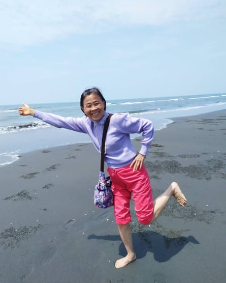 Chiou Taur Wu strikes an amusing pose on the beach.