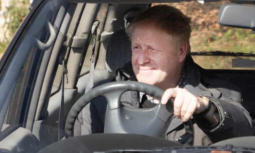 Boris Johnson arrives at Chequers
